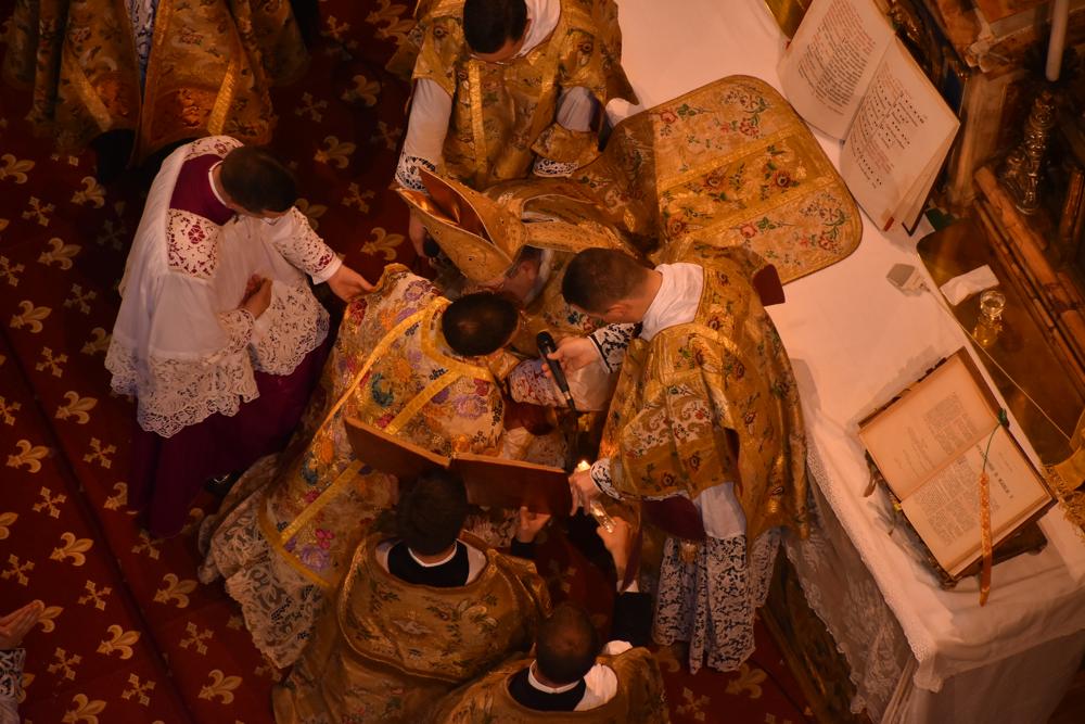 Après la promesse d&rsquo;obéissance, le jeune prêtre reçoit le baiser de paix