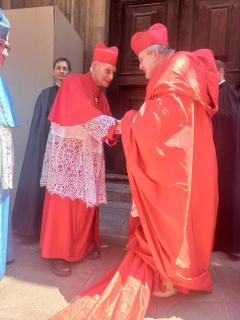 Son Éminence salue S.E.R. le cardinal Simoni, présent pour la cérémonie