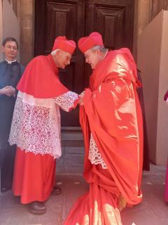 Son Éminence salue S.E.R. le cardinal Simoni, présent pour la cérémonie