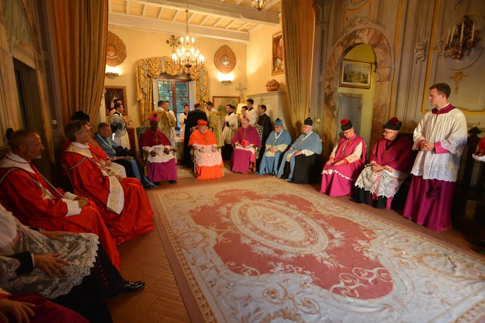 S.E.R le cardinal Burke avec les Supérieurs de l&rsquo;Institut et les autres prélats présents