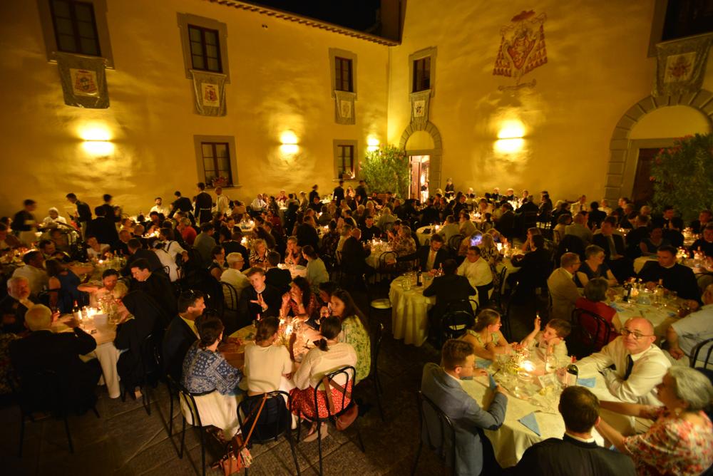 Le grand dîner dans la cour intérieure