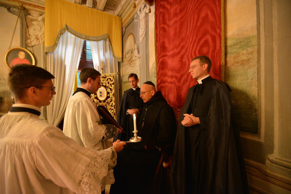 Le T.R. Père Abbé à la Salle du Trône