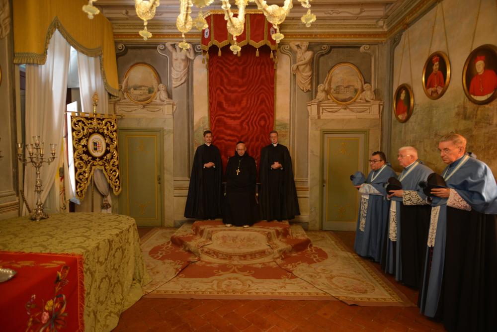 Le T.R. Père Abbé à la Salle du Trône