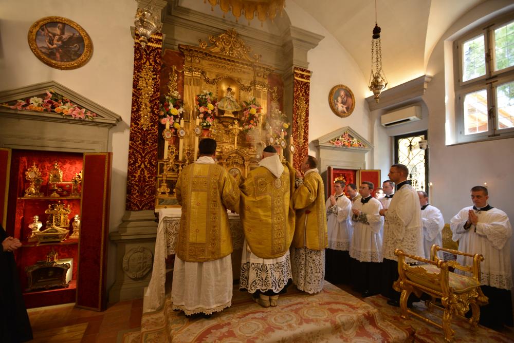 Encensement de la croix d&rsquo;autel