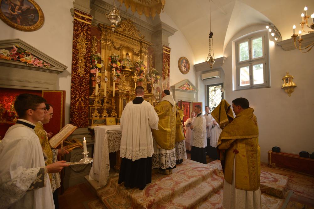 Encensement de la croix d&rsquo;autel