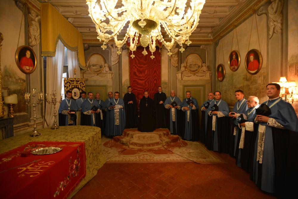 Le Père Abbé à la Salle du Trône à la Salle du Trône entouré par les supérieurs, les membres du Conseil et les provinciaux