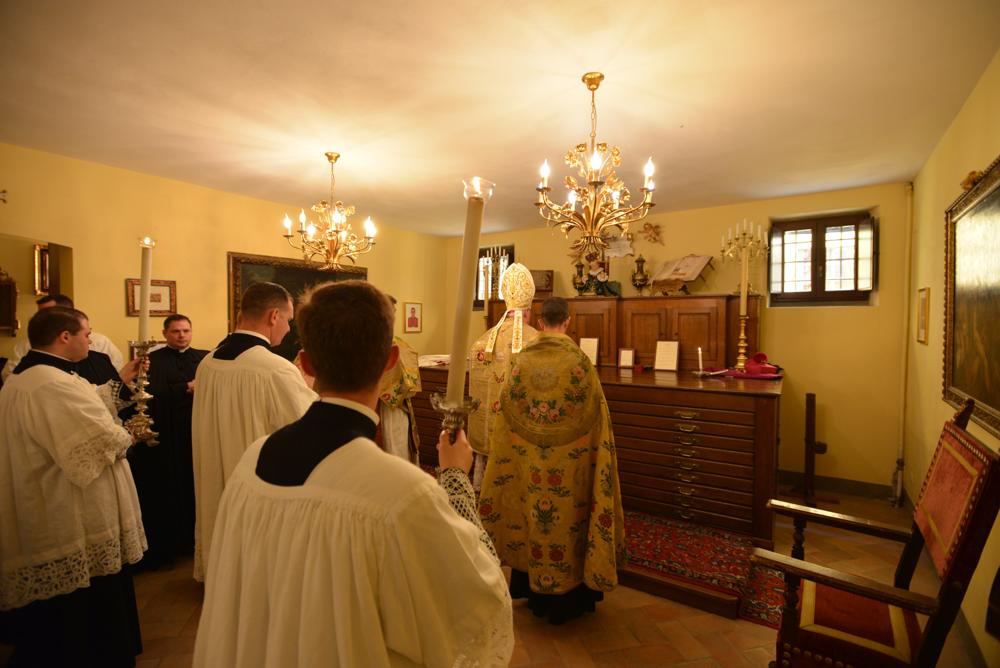 Son Excellence parée pour la Messe à la sacristie