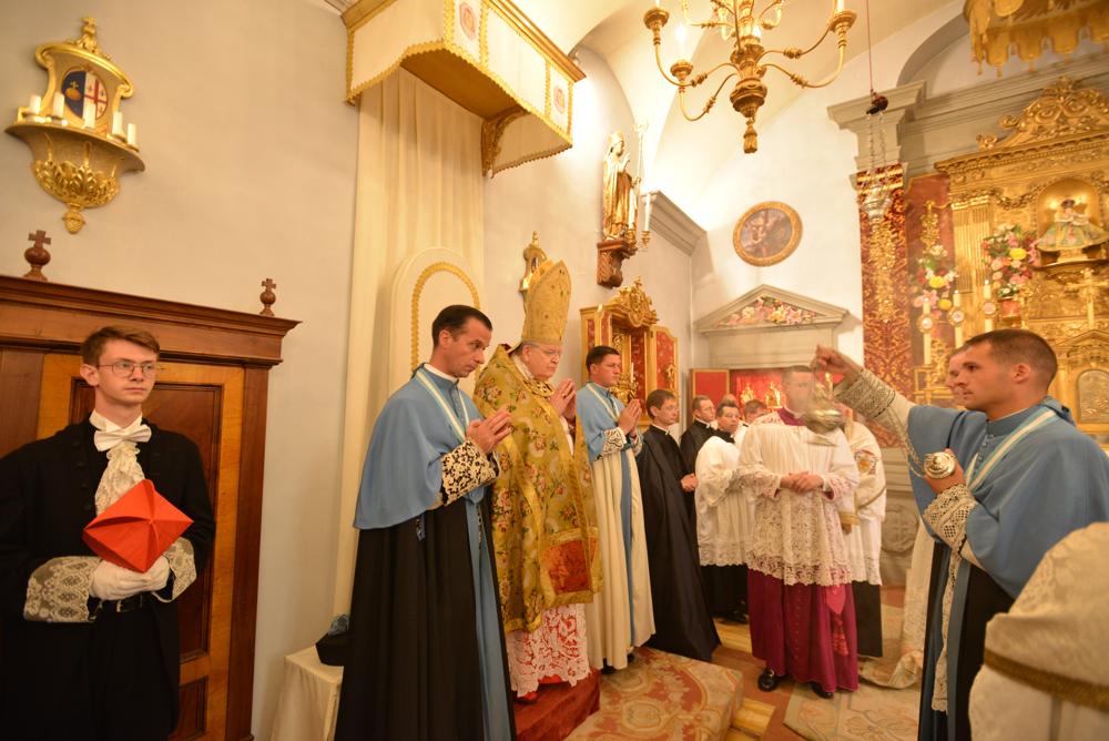 Encensement du cardinal assistant au trône