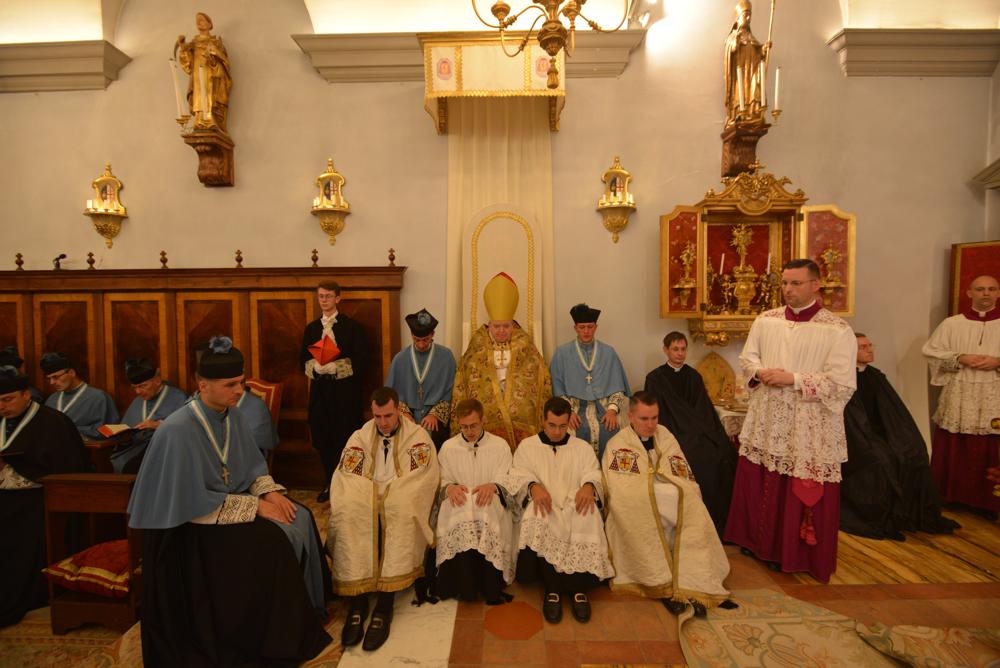 Le Cardinal paré au trône