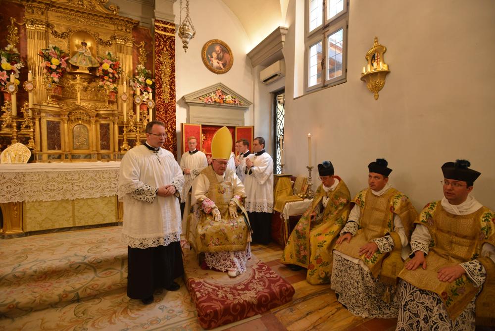 Le Pontife célébrant au faldistoire