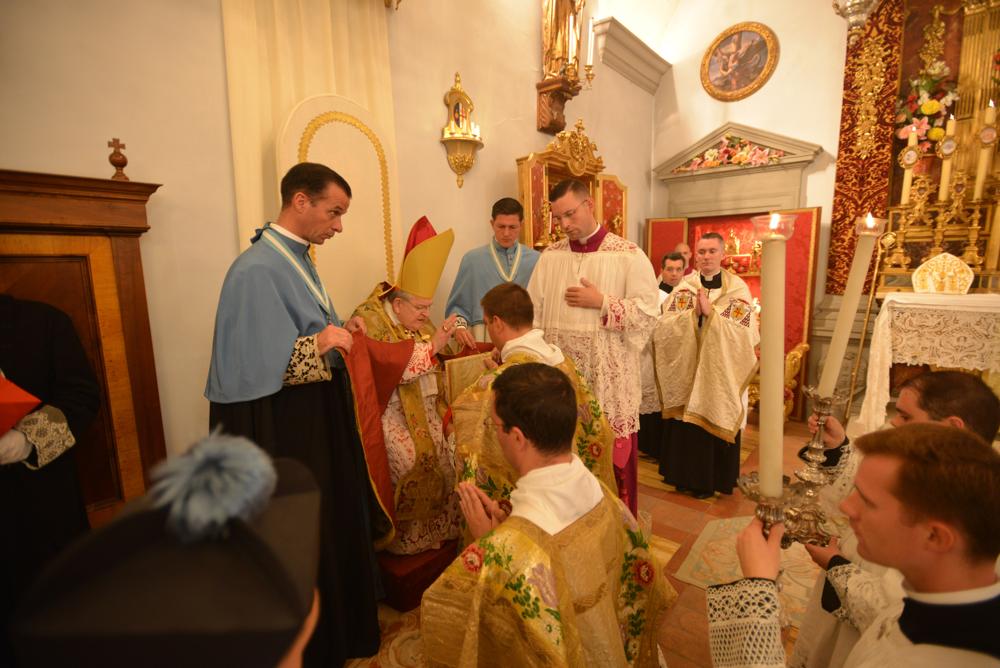 Le diacre reçoit la bénédiction avant le chant de l&rsquo;Evangile