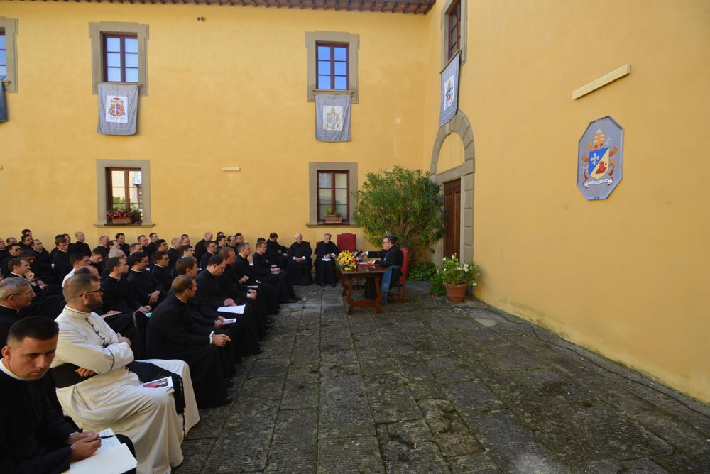 M<sup>gr</sup> le Prieur Général a lu le message de la Secrétairerie d&rsquo;Etat  accordant la bénédiction apostolique à lui-même et à tous les membres de l&rsquo;Institut puis a donné sa conférence de clôture