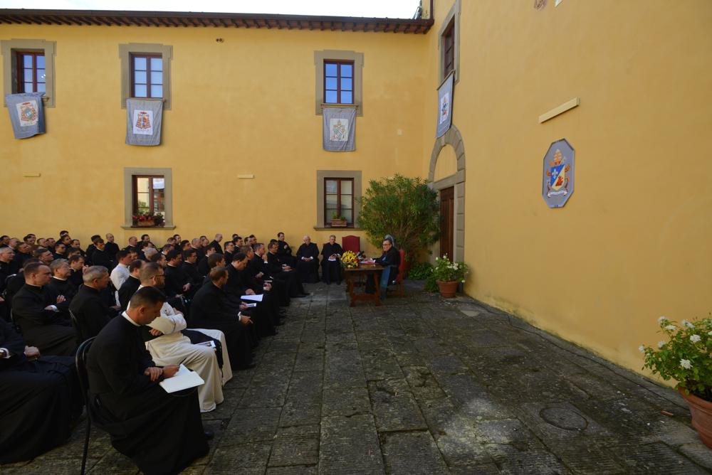 M<sup>gr</sup> le Prieur Général a lu le message de la Secrétairerie d&rsquo;Etat  accordant la bénédiction apostolique à lui-même et à tous les membres de l&rsquo;Institut puis a donné sa conférence de clôture
