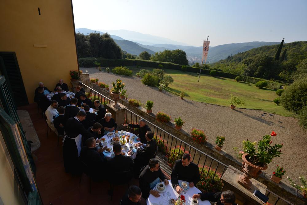Petit-déjeuner sur la terrasse