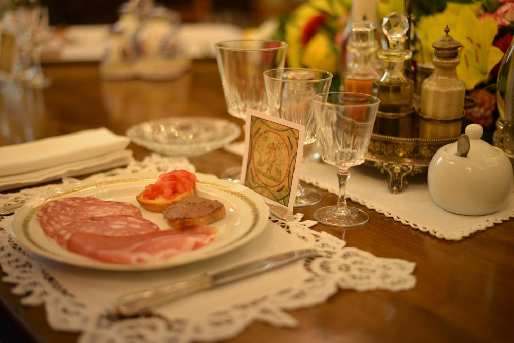 Table dressée pour le déjeuner