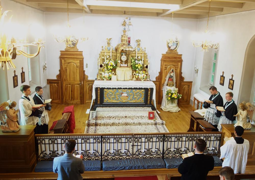 Vêpres chantées devant le Très Saint Sacrement exposé