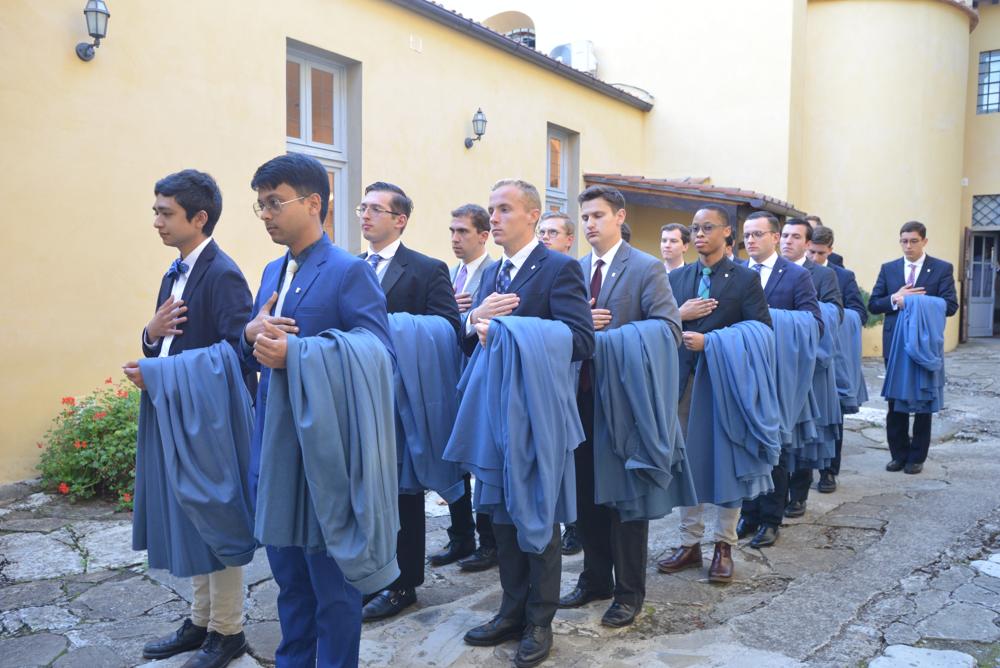 Les Postulants de Première Année prêts à entrer dans la chapelle du Séminaire