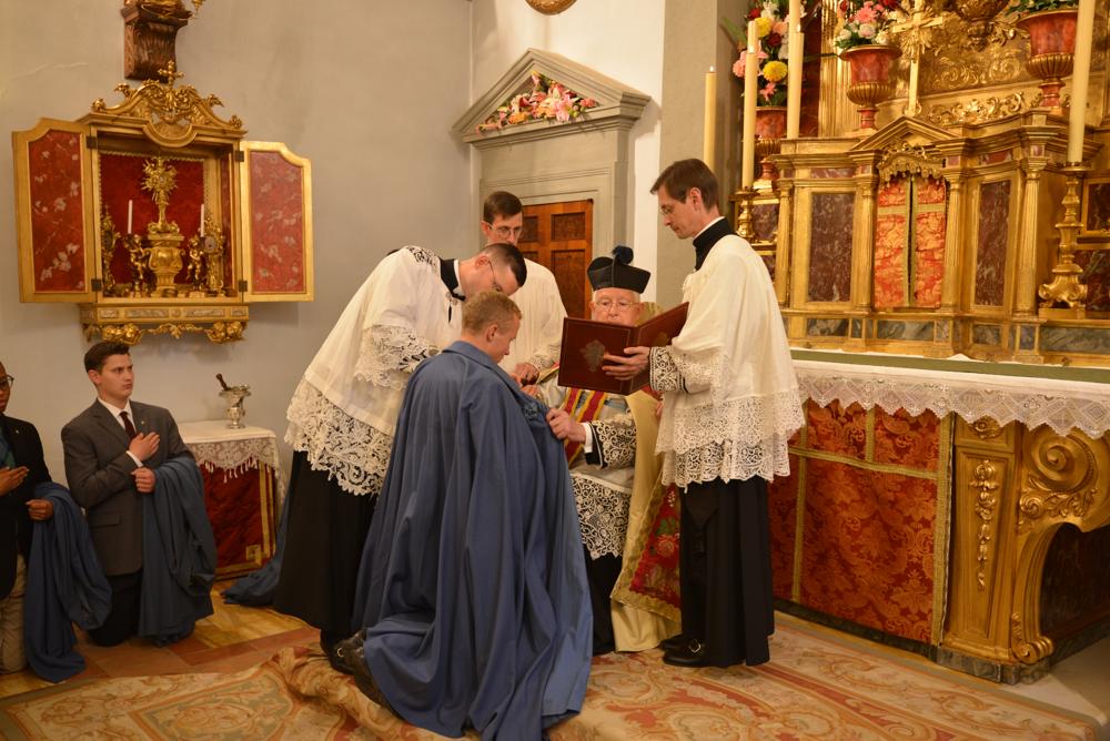 « Recevez la Cape des postulants de l&rsquo;Institut du Christ Roi Souverain Prêtre, que vous revêtirez chaque fois que vous proclamerez les louanges de Dieu en participant à l&rsquo;Office Divin. »