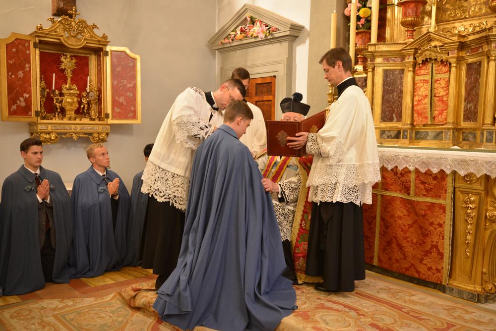 « Recevez la Cape des postulants de l&rsquo;Institut du Christ Roi Souverain Prêtre, que vous revêtirez chaque fois que vous proclamerez les louanges de Dieu en participant à l&rsquo;Office Divin. »