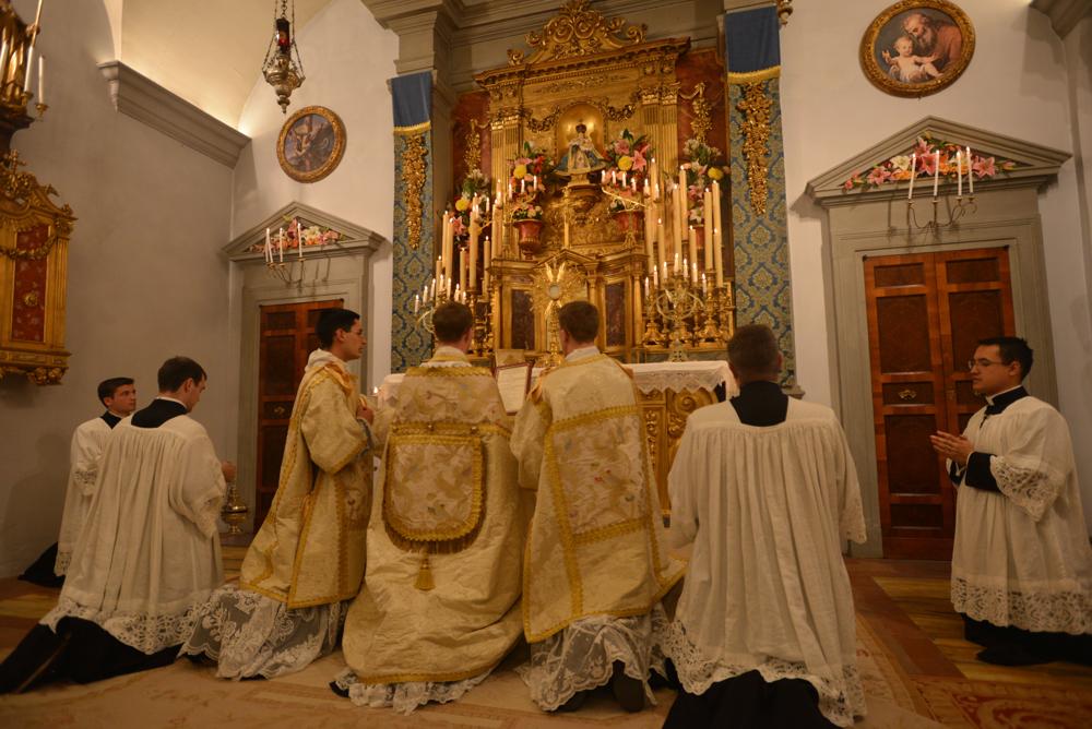 1<sup>er</sup> jour de la neuvaine<br/>Salut du Saint-Sacrement
