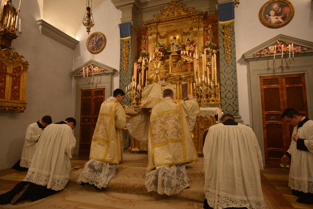 1<sup>er</sup> jour de la neuvaine<br/>Salut du Saint-Sacrement