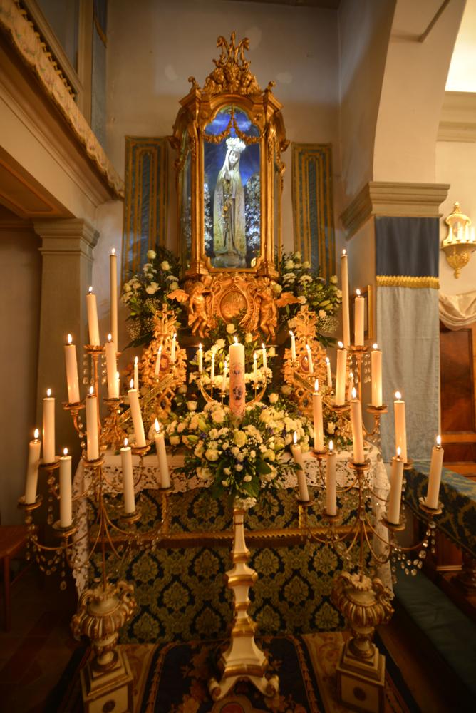 L&rsquo;autel de Notre-Dame décoré pour la fête