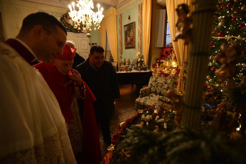 Son Éminence regarde les décorations de Noël qui commencent à être installées