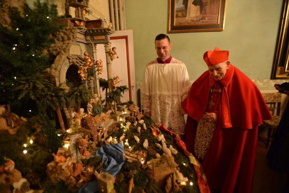 Son Éminence regarde les décorations de Noël qui commencent à être installées