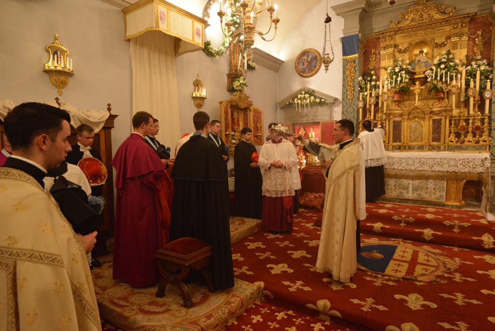Encensement des assistants
