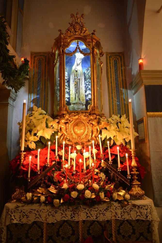 La statue de Notre-Dame decoré pour Noël
