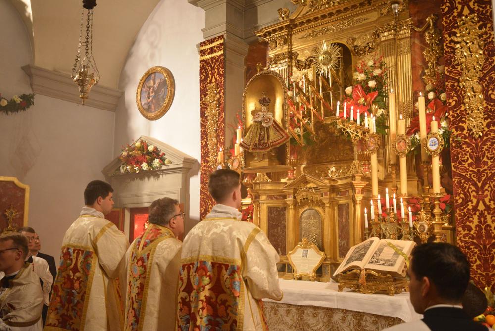 La Statue de l&rsquo;Enfant Jésus est solennellement placée au-dessus de l&rsquo;autel