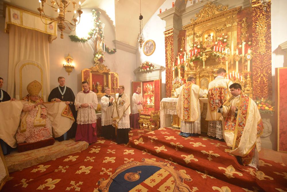 Bénédiction de l&rsquo;eau à l&rsquo;Offertoire par le Pontife