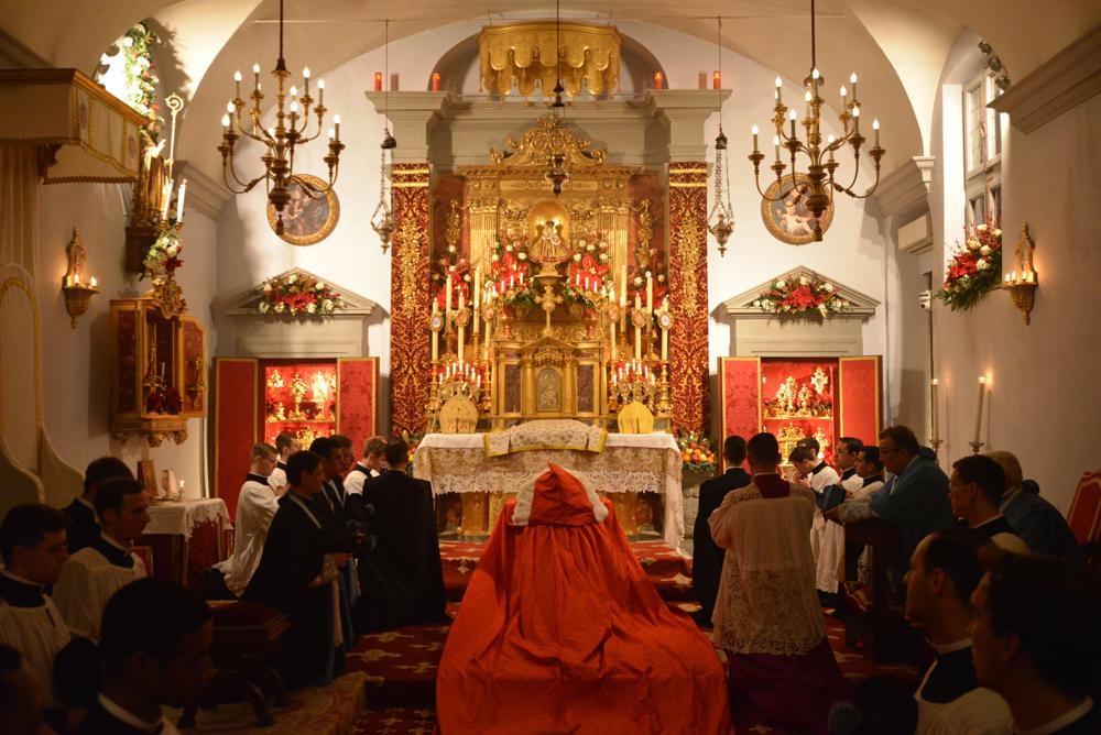 Le Pontife se recueille devant l&rsquo;autel