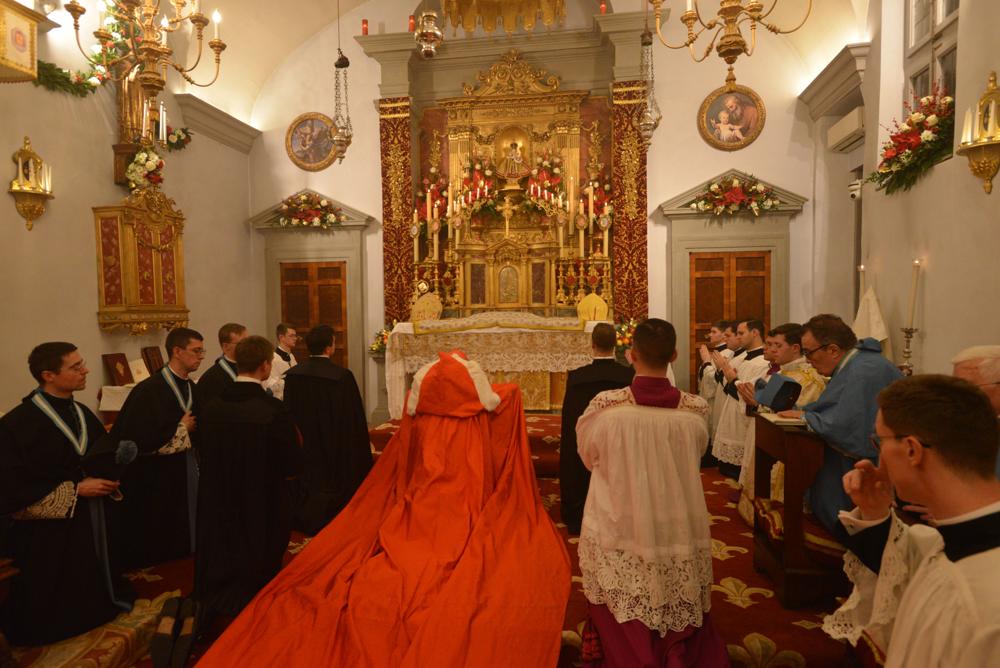 Le Pontife se recueille devant l&rsquo;autel
