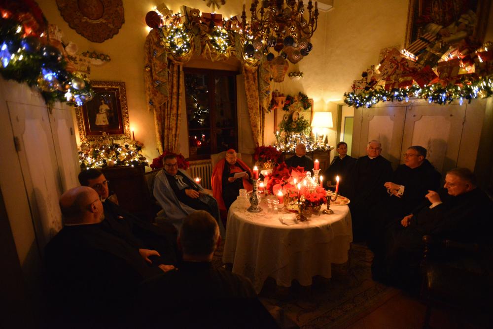 Apéritif au petit théâtre avec accompagnement musical assuré par les séminaristes