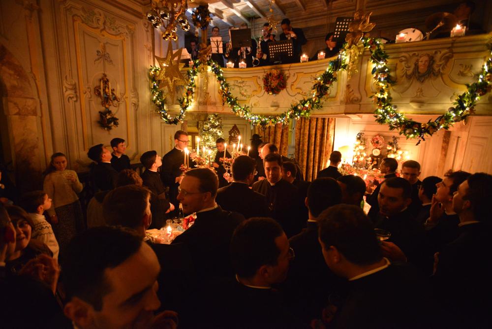 Apéritif au petit théâtre avec accompagnement musical assuré par les séminaristes