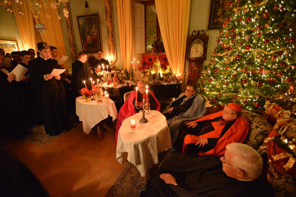 Les séminaristes chantent le traditionnel <i>Minuit chrétiens</i>