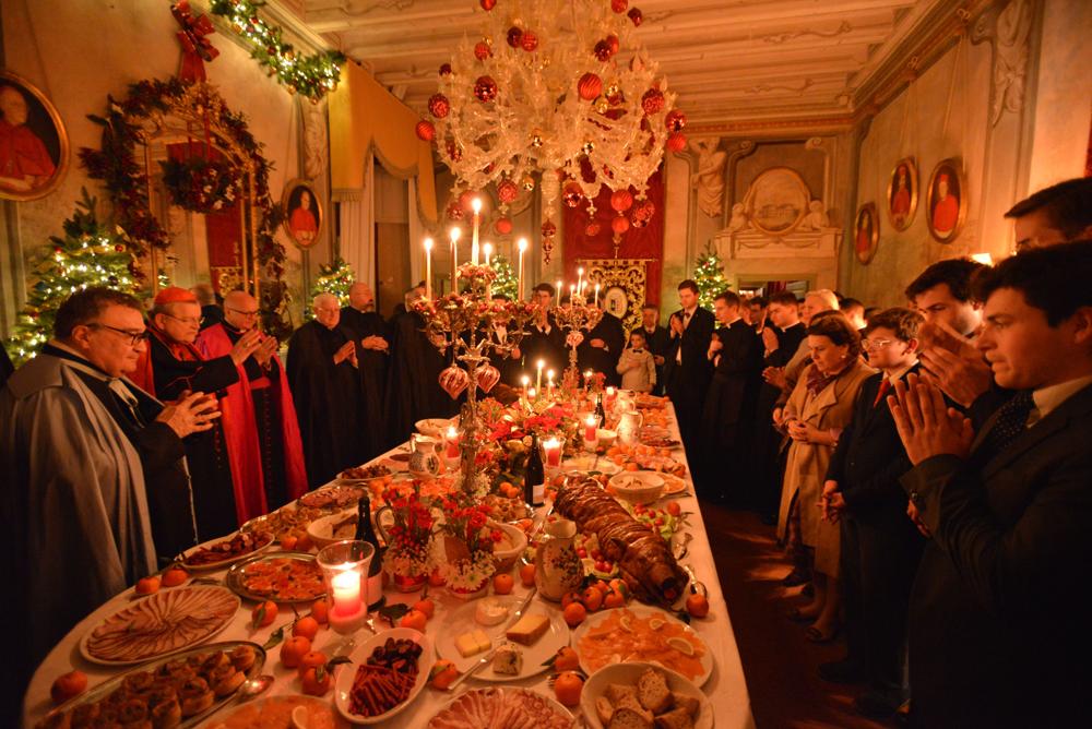 Buffet dans la salle du Trône et les salons