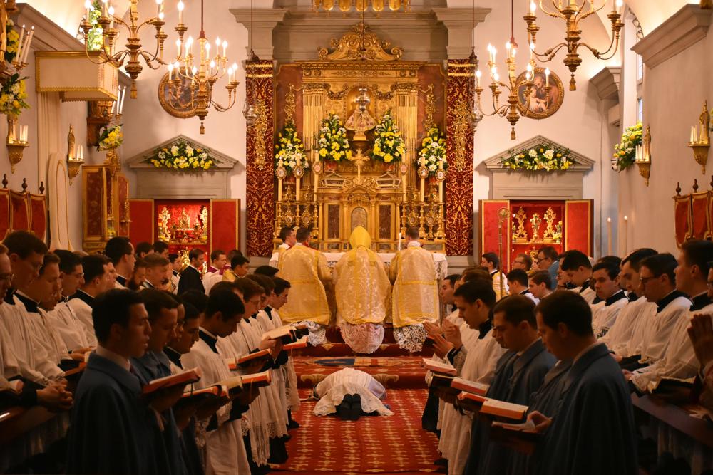 L&rsquo;ordinand se prosterne pendant le chant des litanies des saints