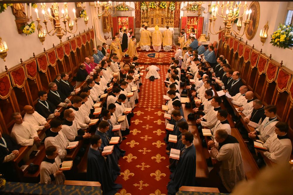 L&rsquo;ordinand se prosterne pendant le chant des litanies des saints