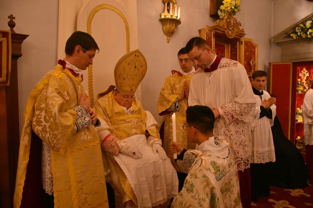 Le nouveau diacre offre son cierge au Pontife