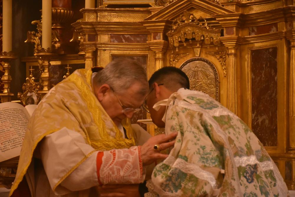 Le nouveau diacre reçoit le baiser de paix du Pontife