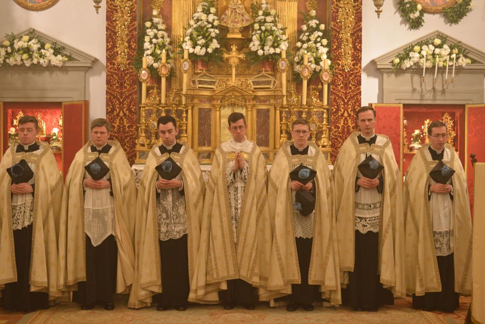Le célébrant avec les chapiers