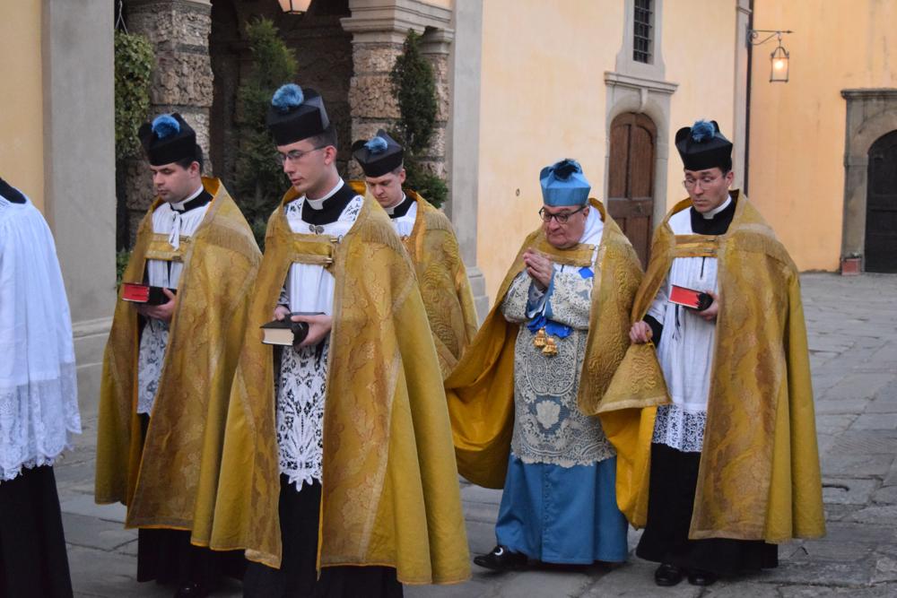 Le célébrant avec les chapiers