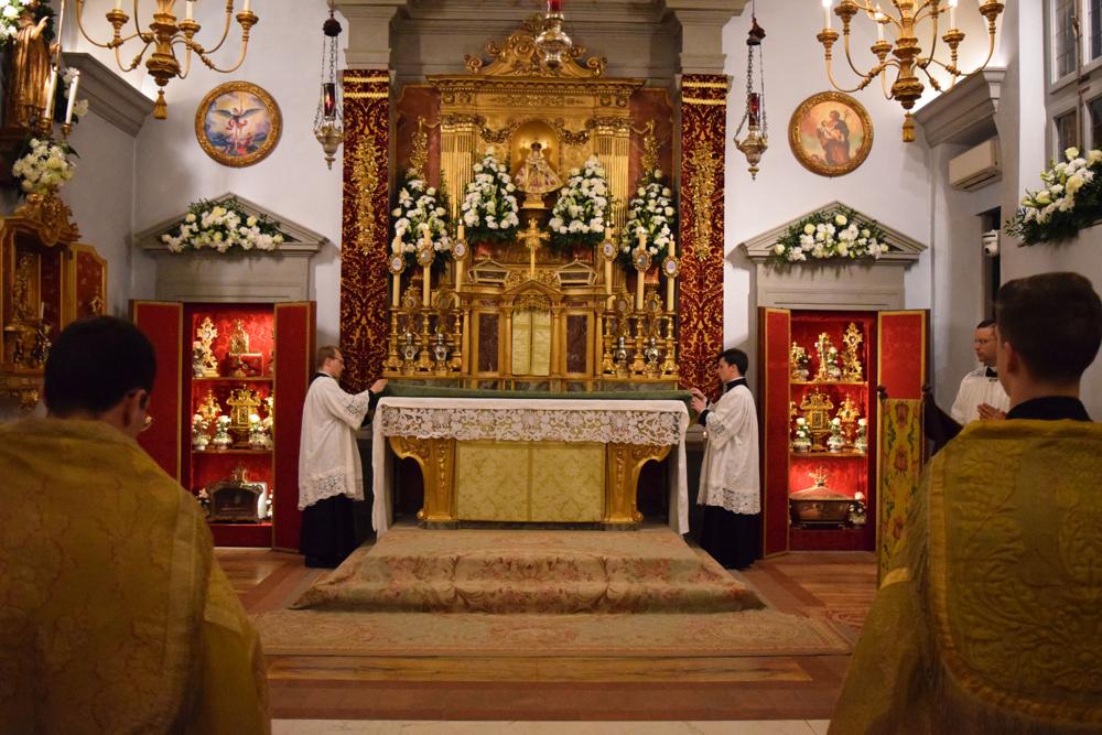 Les acolytes préparent l&rsquo;autel pour l&rsquo;encensement
