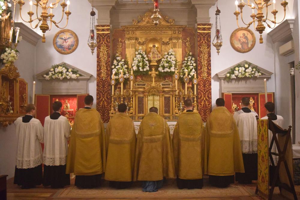 Les ministres font la révérence à l&rsquo;autel avant la procession