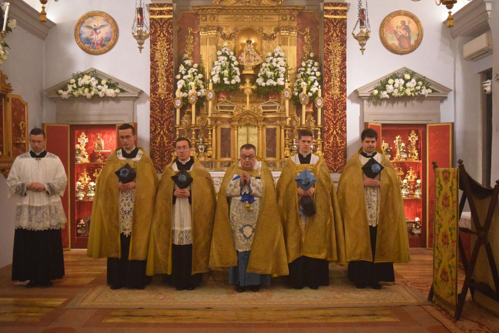 Le célébrant avec les chapiers
