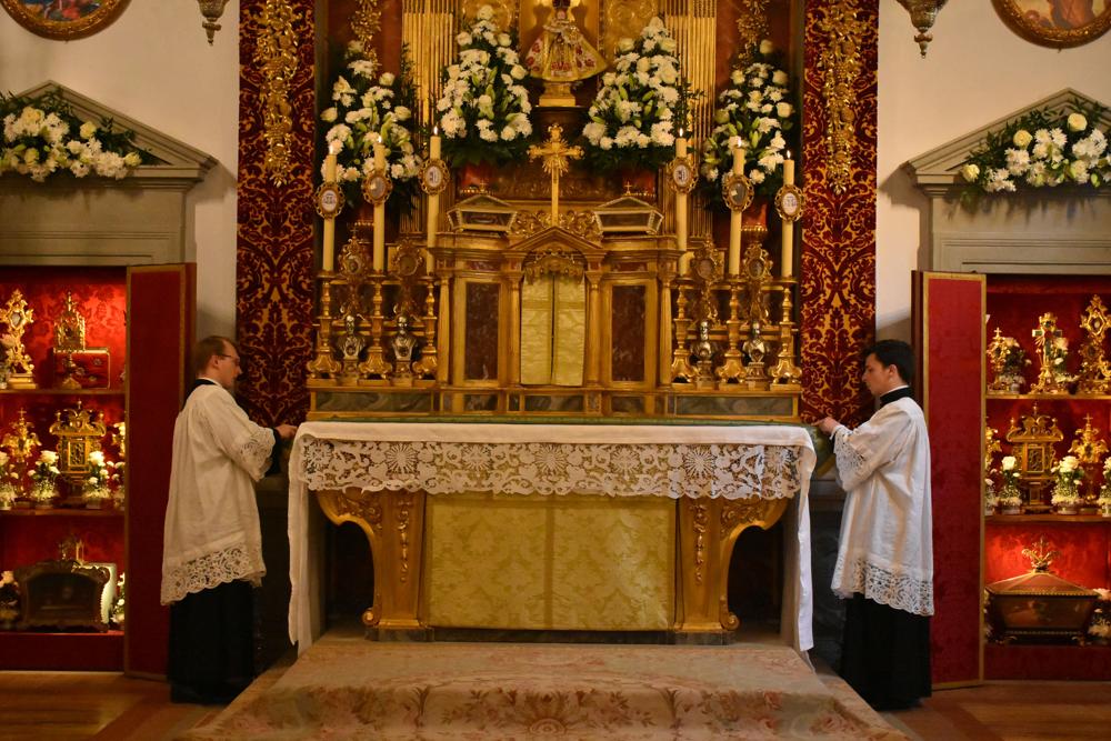 Les acolytes préparent l&rsquo;autel pour l&rsquo;encensement