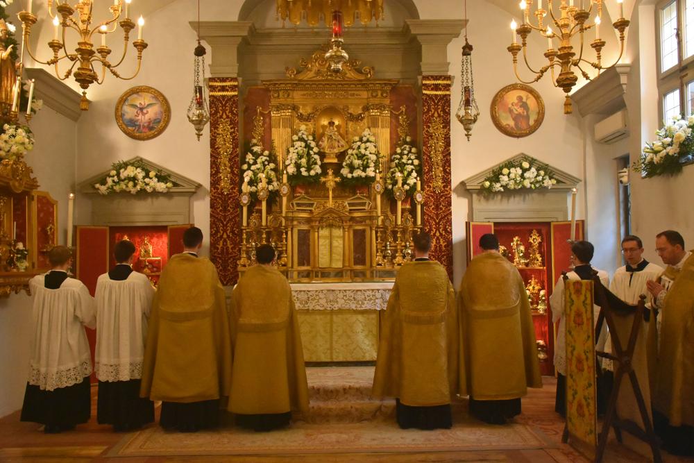 <i>Fidelium animae per misericordiam Dei requiescant in pace.</i>