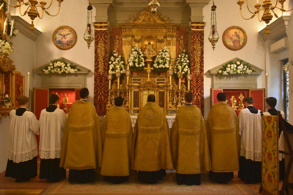 Les ministres font la révérence à l&rsquo;autel avant la procession